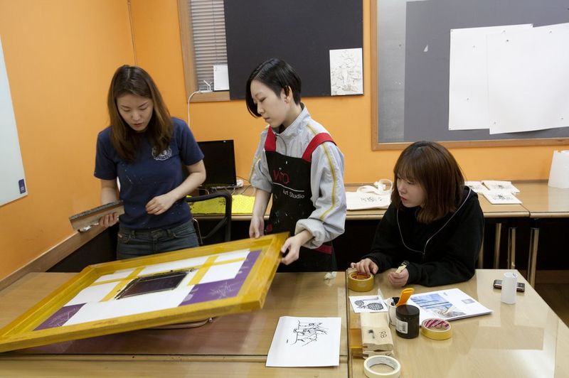 Korean art students working on printmaking at Royal Blue Art & Design studio, Apgujeong Seoul - RISD portfolio preparation