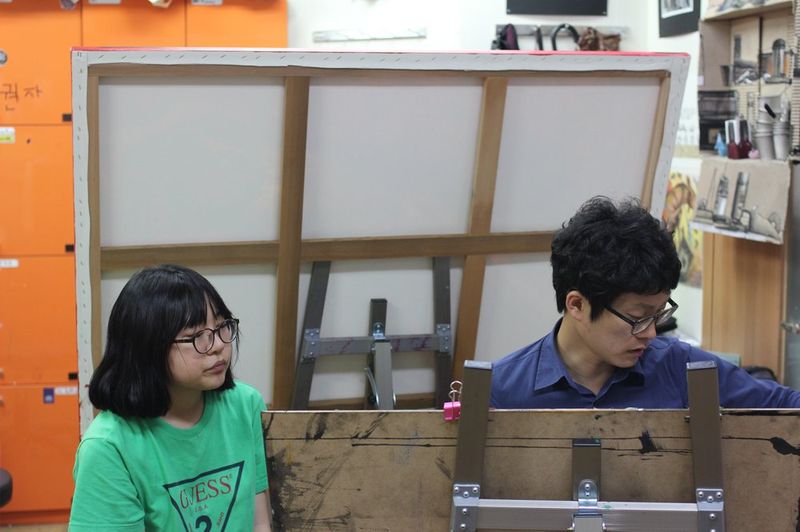 One-on-one portfolio mentoring session at Royal Blue Art & Design studio, Apgujeong Seoul